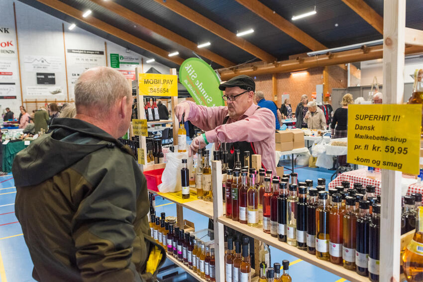 Velbesøgt marked i Hovedgård Hallen