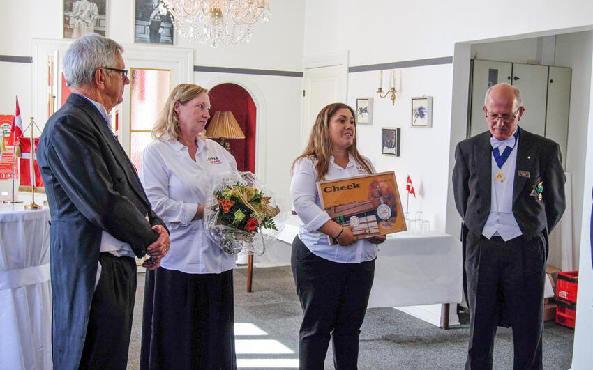 Logen Vitus giver flot donation til Broen i Horsens
