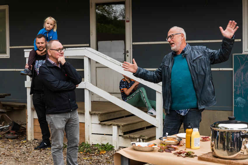 Rejsegilde i Vestbirk med pølser, taler og musik