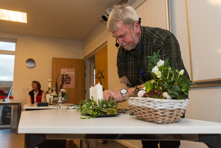 Fuldt hus da Ove Frost viste juledekorationer
