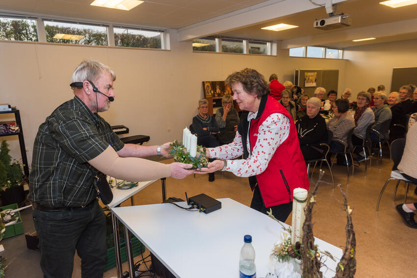 Fuldt hus da Ove Frost viste juledekorationer