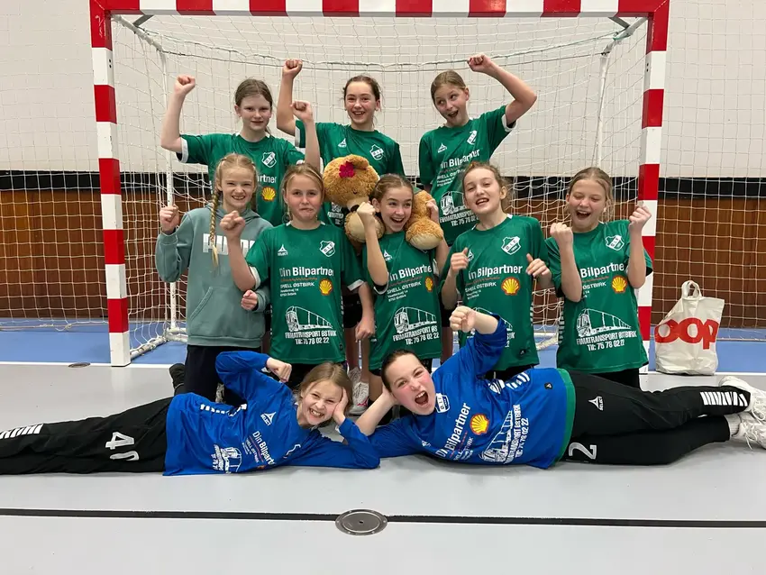 Unge håndboldpiger med helt i toppen