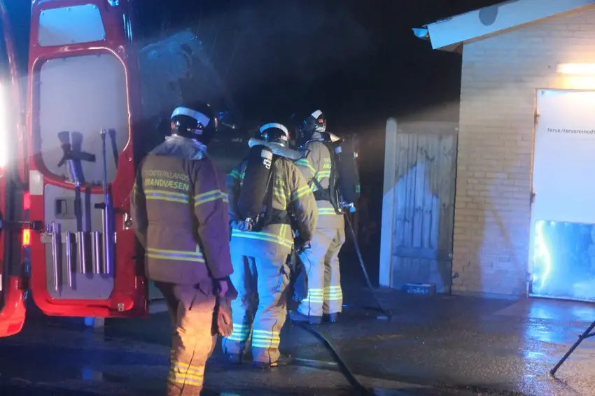 Hurtig indsats forhindrer skader ved containerbrand i Brædstrup