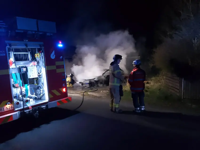 Bilbrand i Østbirk: Brandvæsen og politi reagerer hurtigt