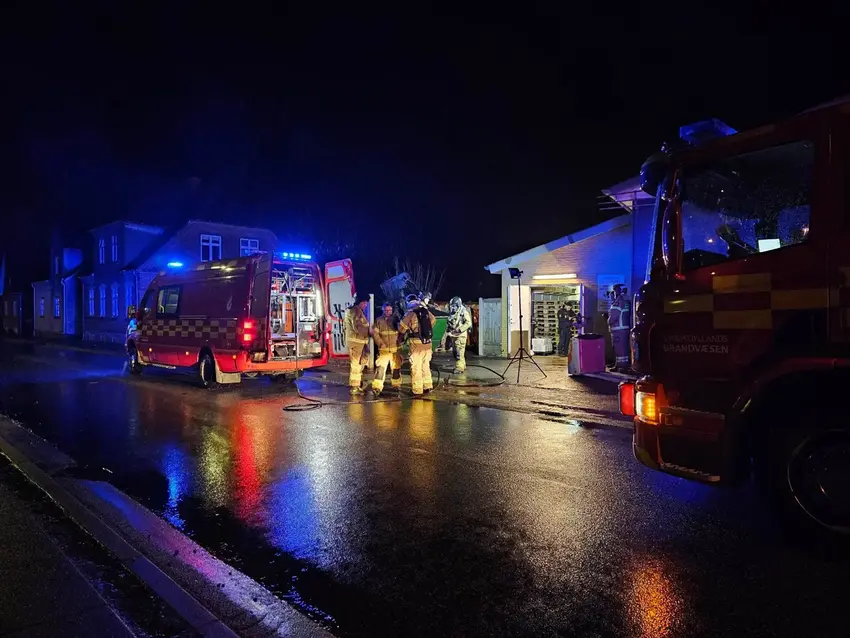 Hurtig indsats forhindrer skader ved containerbrand i Brædstrup