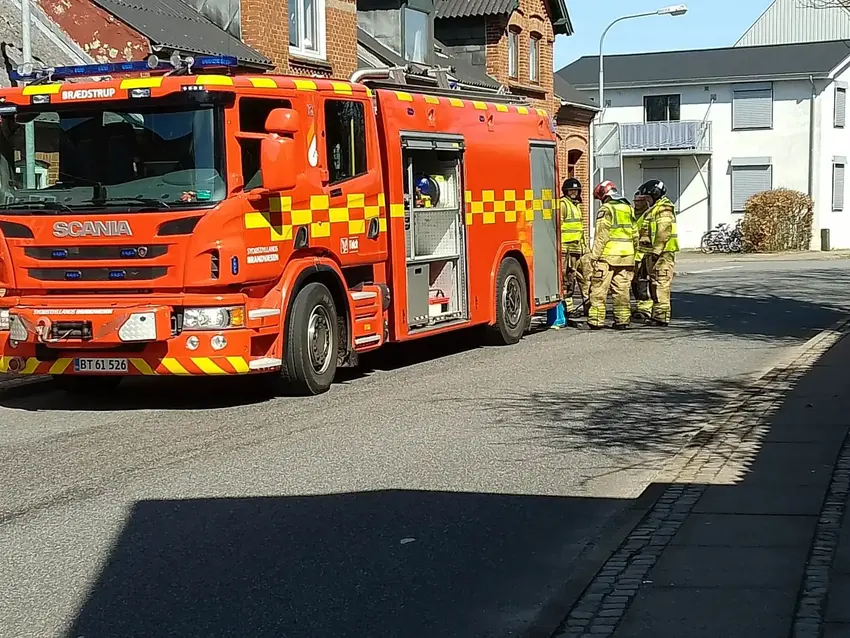 Brandvæsen rykker ud til oliespild på Søgade i Brædstrup