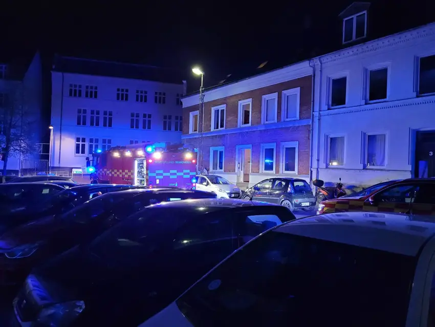 Bygningsbrand i lejlighed på Fredensgade i Horsens hurtigt under kontrol