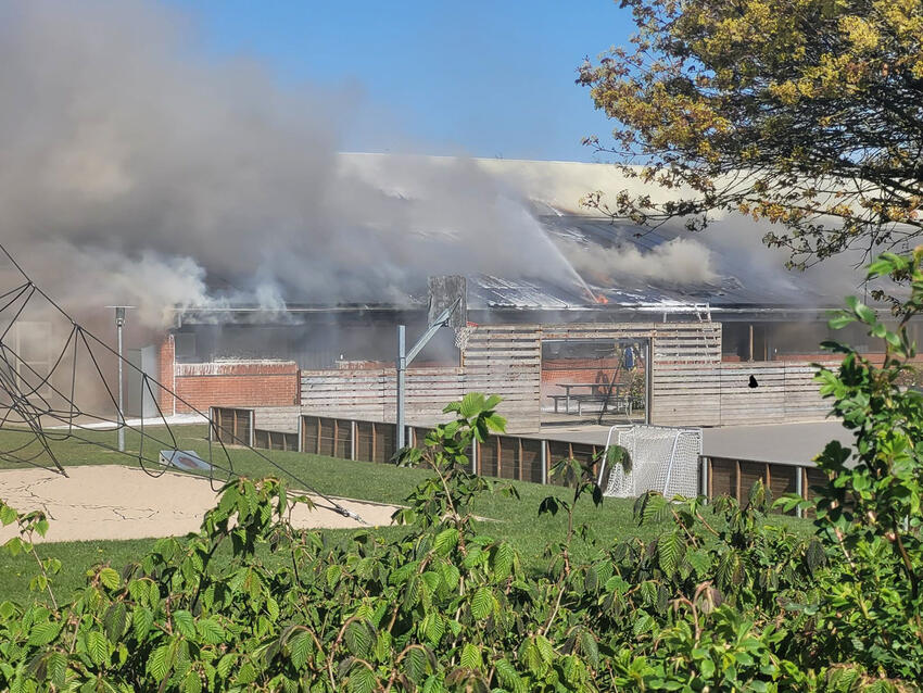 Kraftig brand hærger Gedved skole