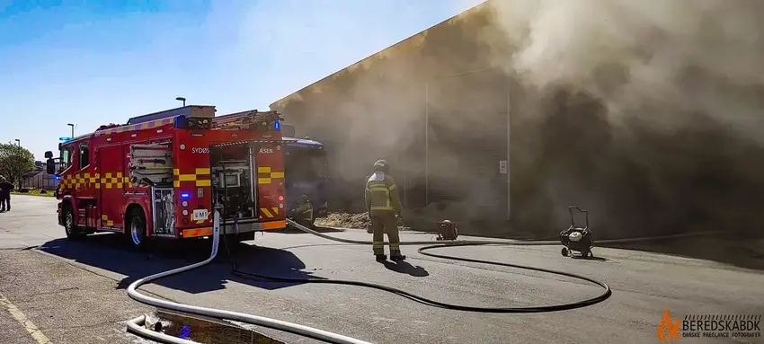 Brand hos Marius Pedersen under kontrol: 15 brandfolk bekæmper flammerne