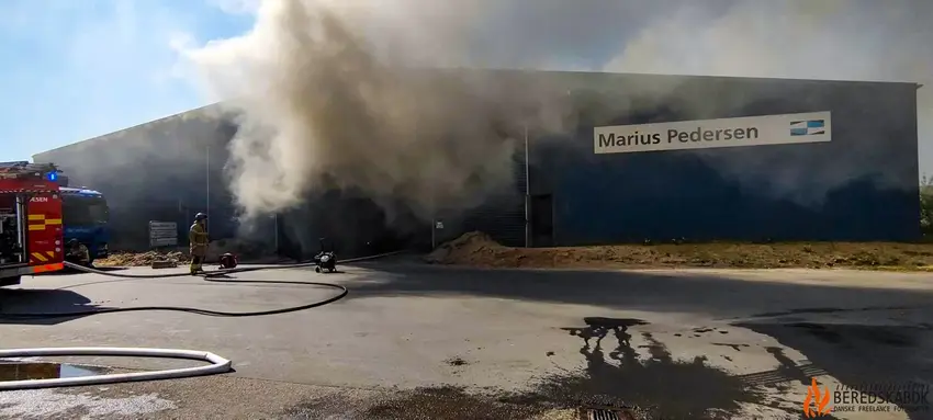 Brand hos Marius Pedersen under kontrol: 15 brandfolk bekæmper flammerne