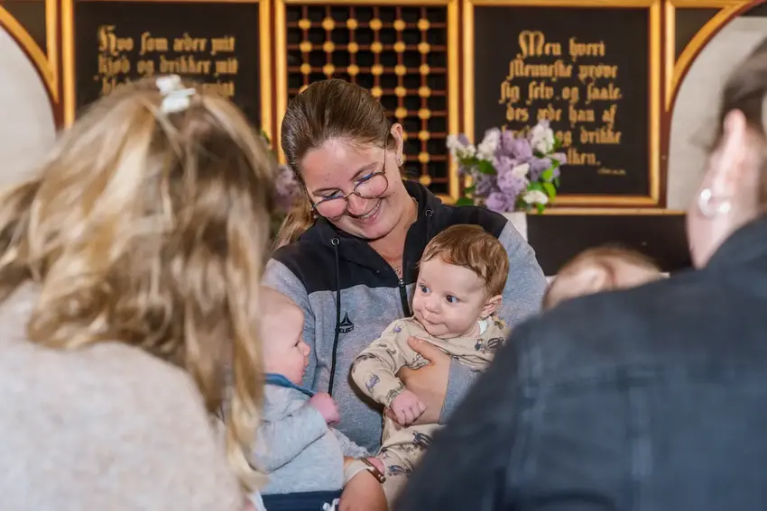 Hyggelig babysalmesang i Østbirk Kirke skaber forbindelser og glæde