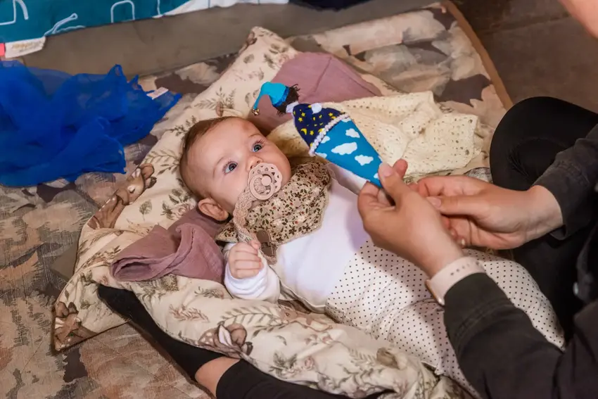 Hyggelig babysalmesang i Østbirk Kirke skaber forbindelser og glæde