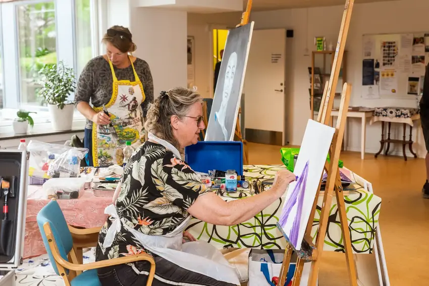 Kunst og Fællesskab: En uge med malerkursus på Gedvedhus