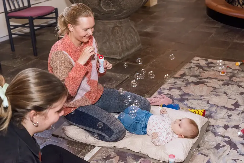 Hyggelig babysalmesang i Østbirk Kirke skaber forbindelser og glæde