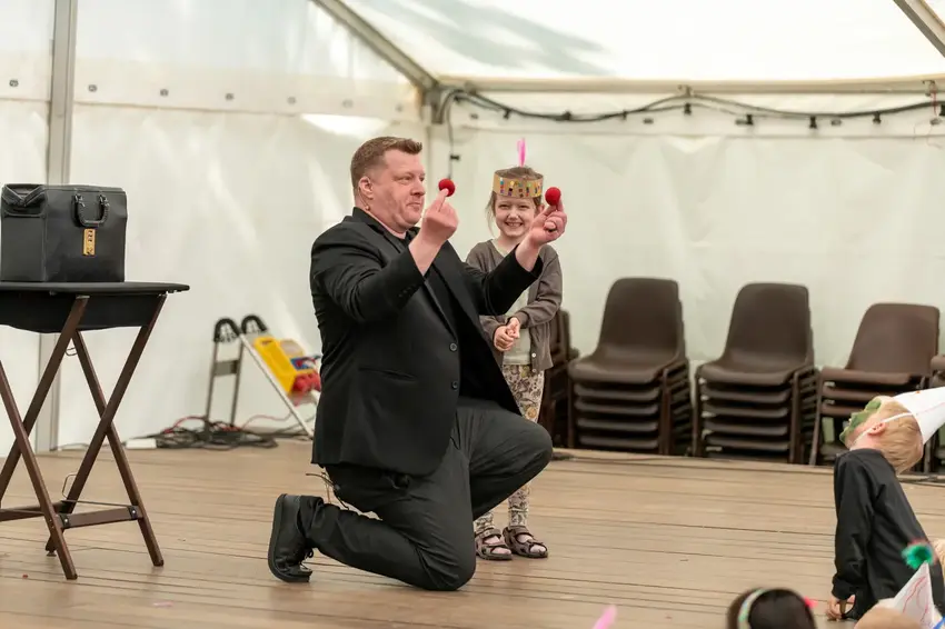 Fredags festligheder for familiens mindste: Hovedgård Byfest i børnenes tegn!