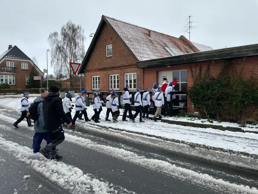 Fastelavnssoldaterne marcherer i Søvind for fællesskab og festligheder