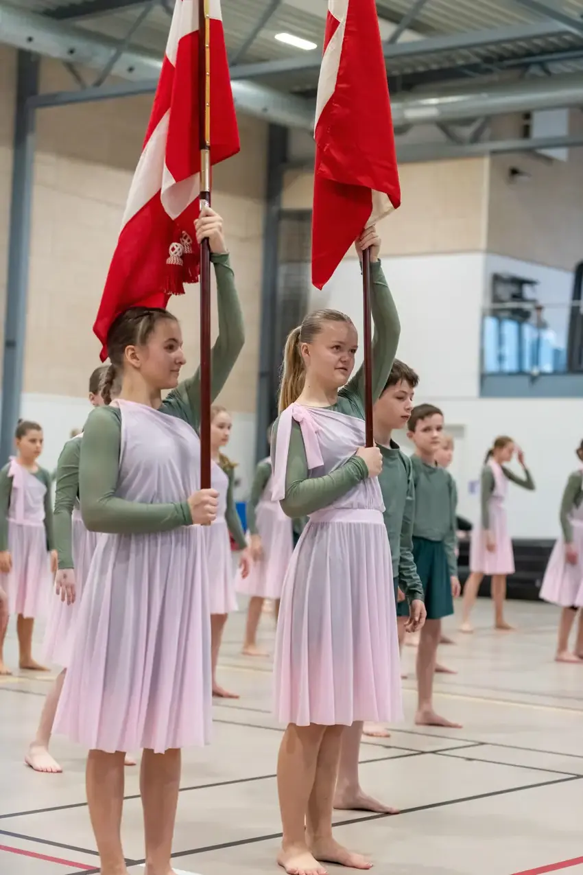 En forårsdag med flik-flakker og venskaber: Gymnastikfejring på Elbæk Efterskole