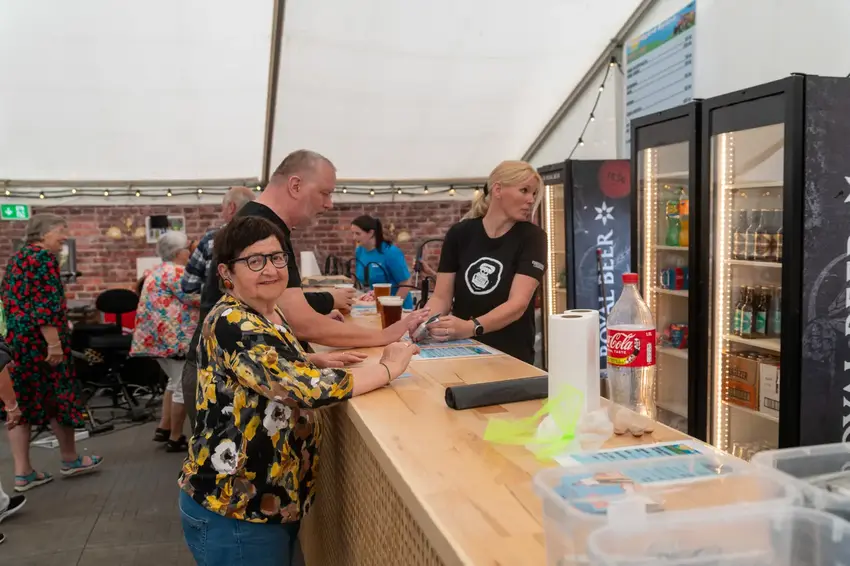 Seniorfest og anekdoter i teltet ved Hovedgård Byfest