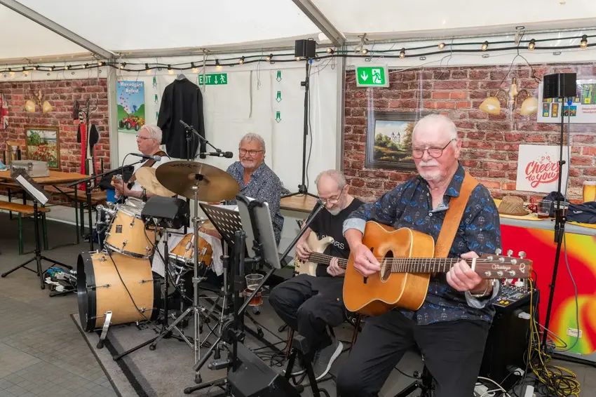 Seniorfest og anekdoter i teltet ved Hovedgård Byfest