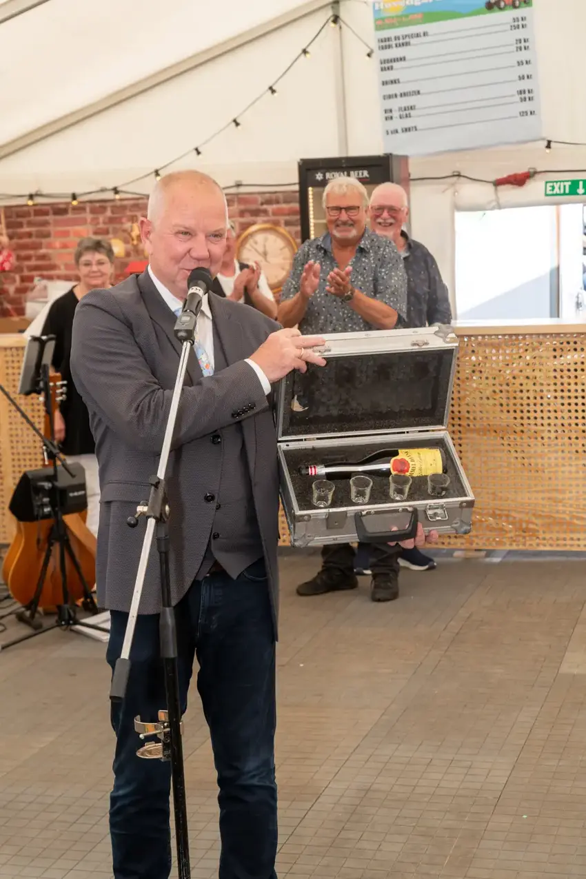 Seniorfest og anekdoter i teltet ved Hovedgård Byfest