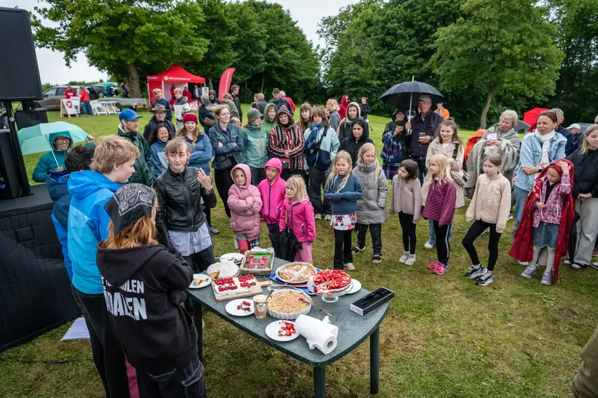 Thomas Buttenschøn bringer sol til Grundlovsdag på Ejer Bavnehøj