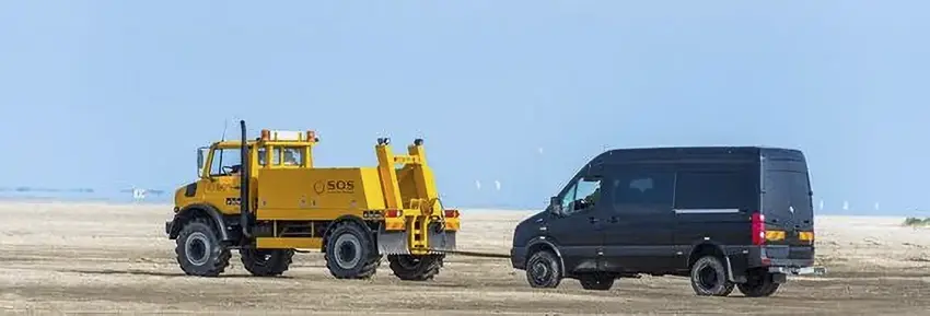 Turister strander på Vesterhavets strande