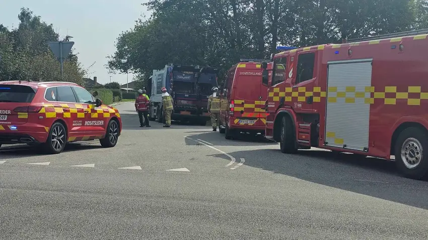 Brand i skraldevogn slukket af brandvæsenet