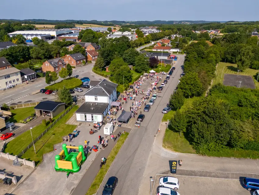 Markedsdag i Østbirk: En solrig lørdag fyldt med fund og fællesskab