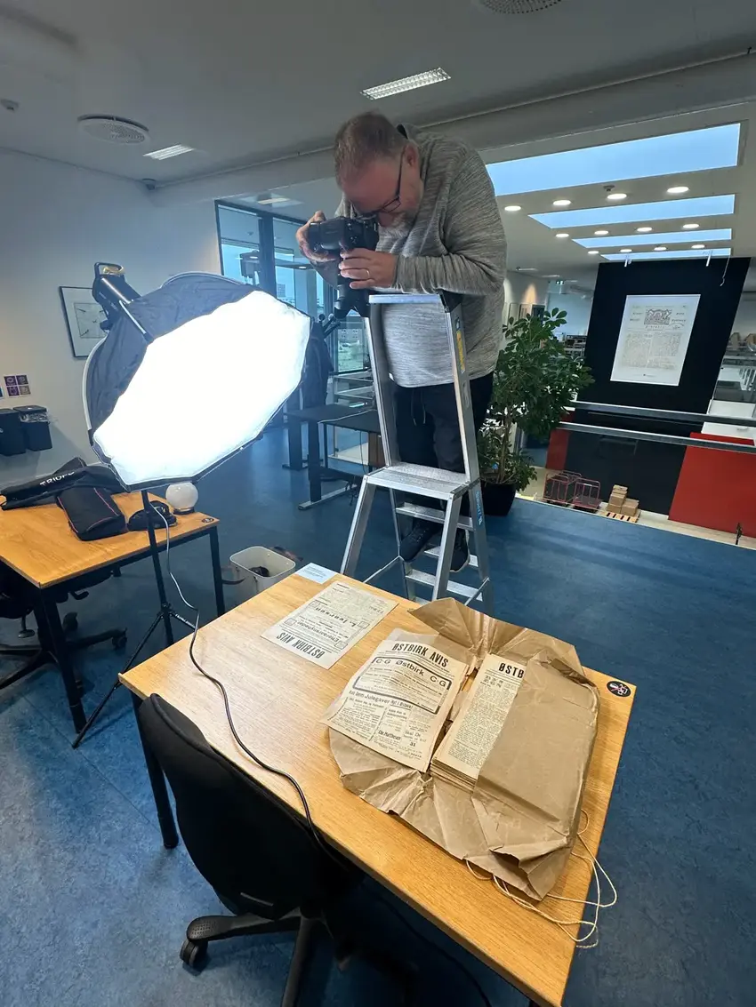 Arkivnisser på opdagelse i fortiden: Østbirk Avis' historie vækkes til live