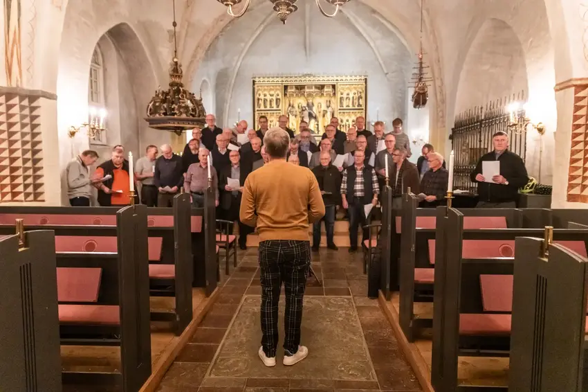 Julen begynder i Østbirk: Sang, julekål og fællesskab