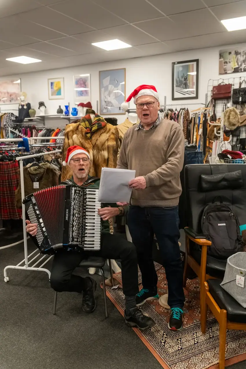 Julemusik og hygge i Røde Kors-butikken i Østbirk