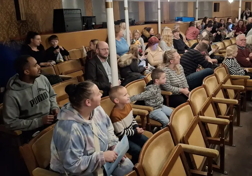 Røde Kors inviterede 100 børn og deres forældre i teatret