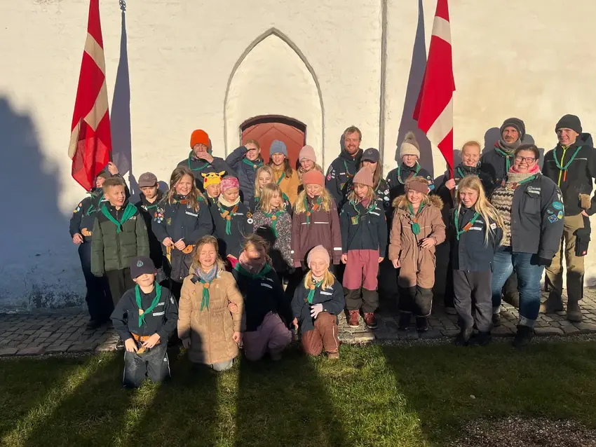 Spejdernes Nytårsparade samlede byen trods glat føre