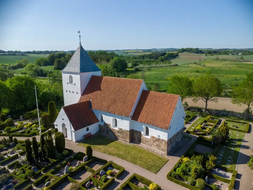 Tolstrup Kirke genåbner efter rottefri erklæring