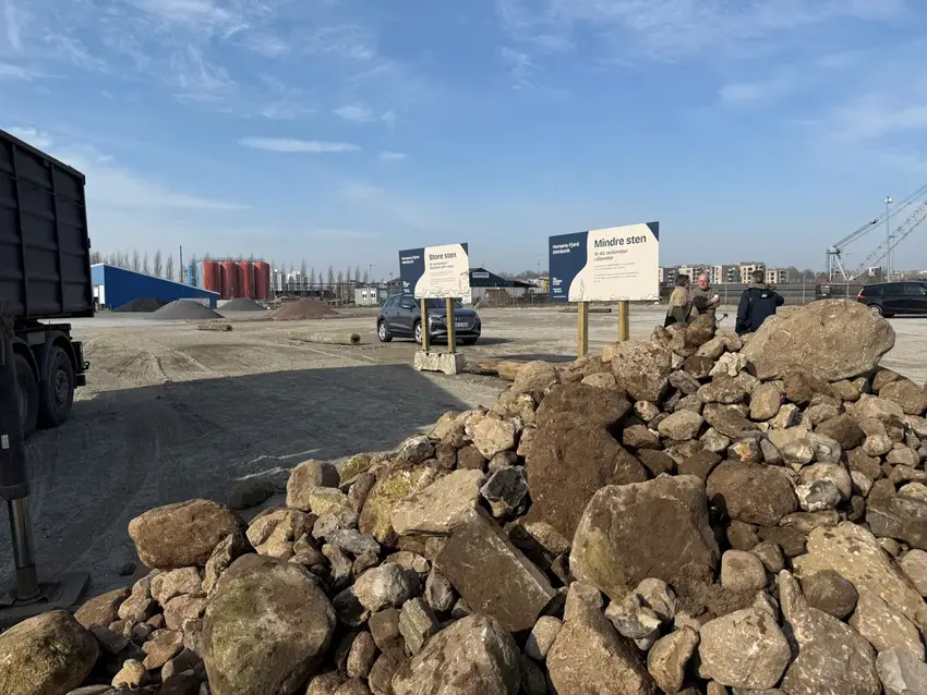 Stenbank er åbnet på Horsens Havn: Skal gøre det nemt at donere sten til Horsens Fjord