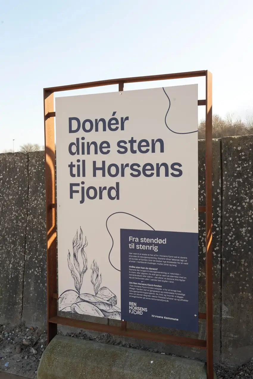 Stenbank er åbnet på Horsens Havn: Skal gøre det nemt at donere sten til Horsens Fjord