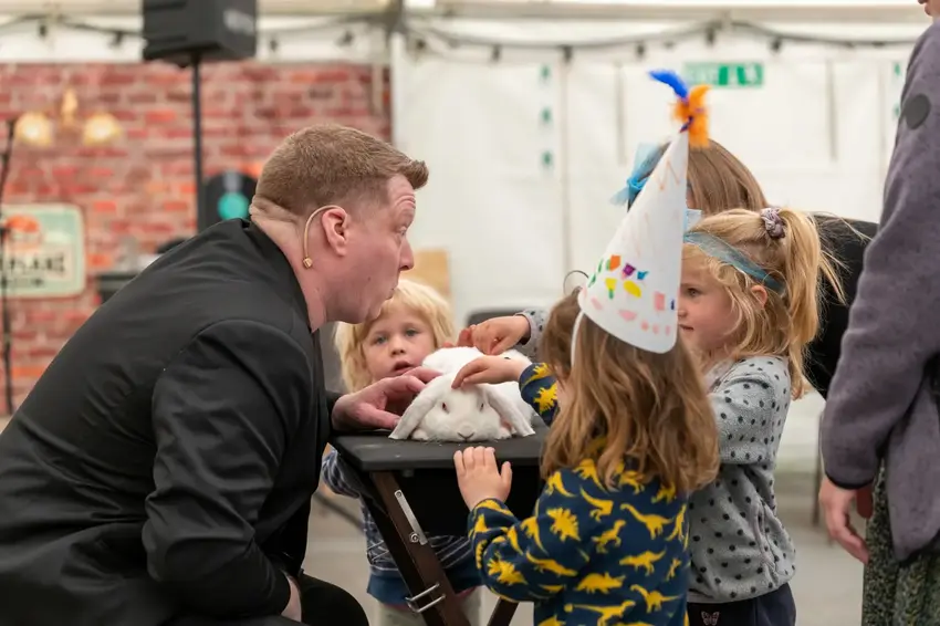 Hovedgård Byfest 2025: Skum, skøre artister og store hits