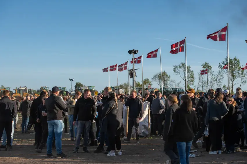 Rumle, røg og råhygge: Fredag aften i traktortrækkets tegn