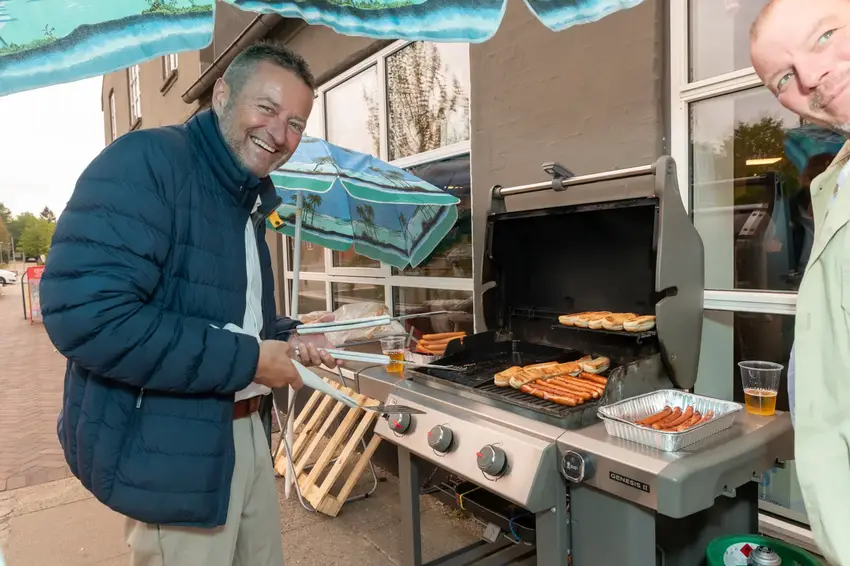 Hår, grin og grillpølser: Helle fejrede 25 år med manér