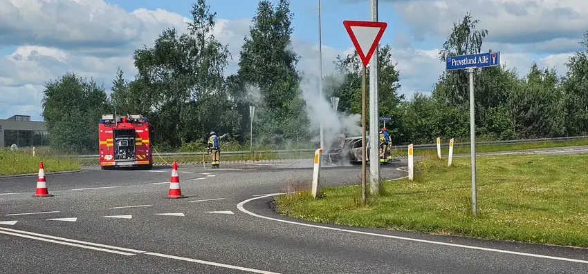 Bil i brand midt i rundkørsel i Lund
