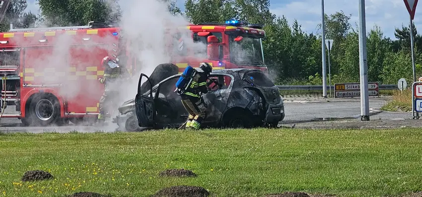 Bil i brand midt i rundkørsel i Lund