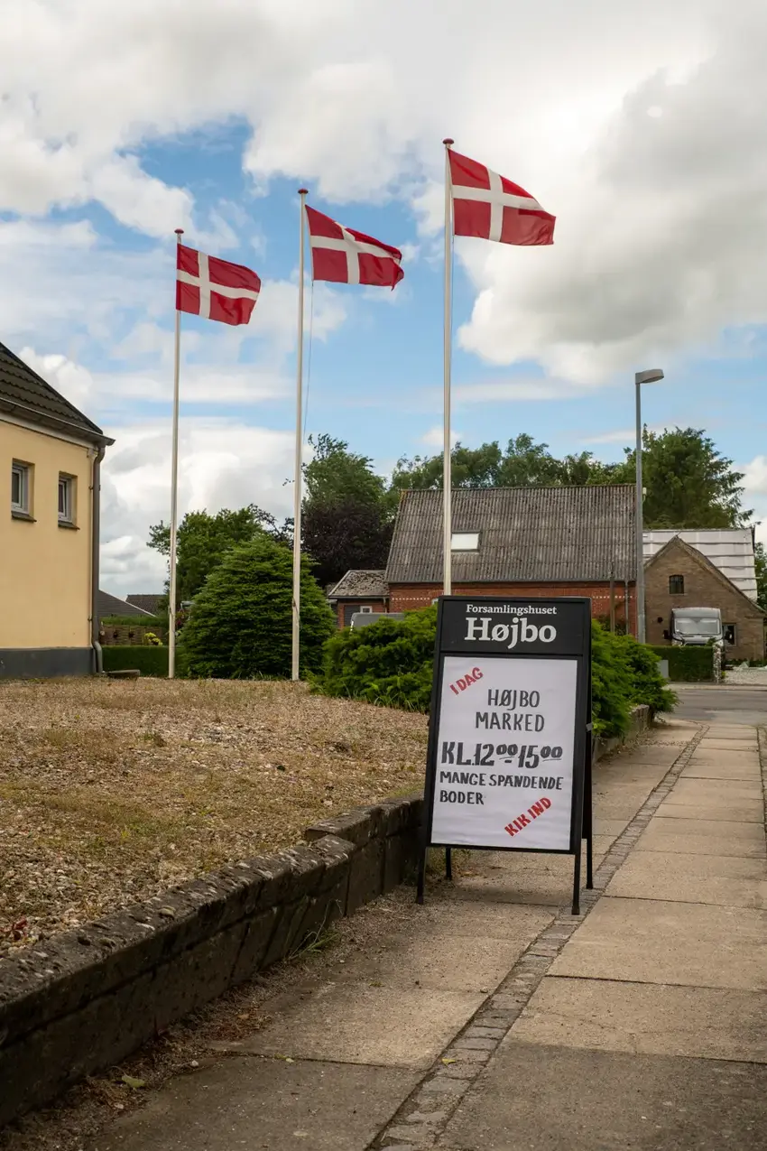 Markedsstemning og pølseduft i Højbo Forsamlingshus