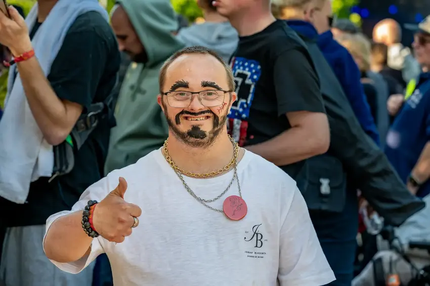 Regn, rock og fest: Sølund Festival 2025 satte kulør på Danmarks mest hjertelige festival