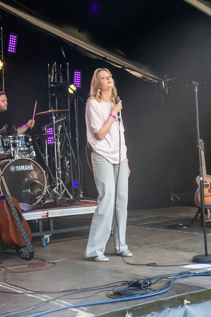 Skaya strålede i blæsten – og Vestbirk Havefest var tilbage med fuld musik