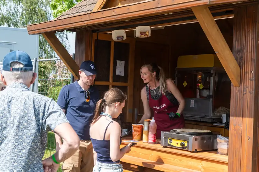 Skaya strålede i blæsten – og Vestbirk Havefest var tilbage med fuld musik