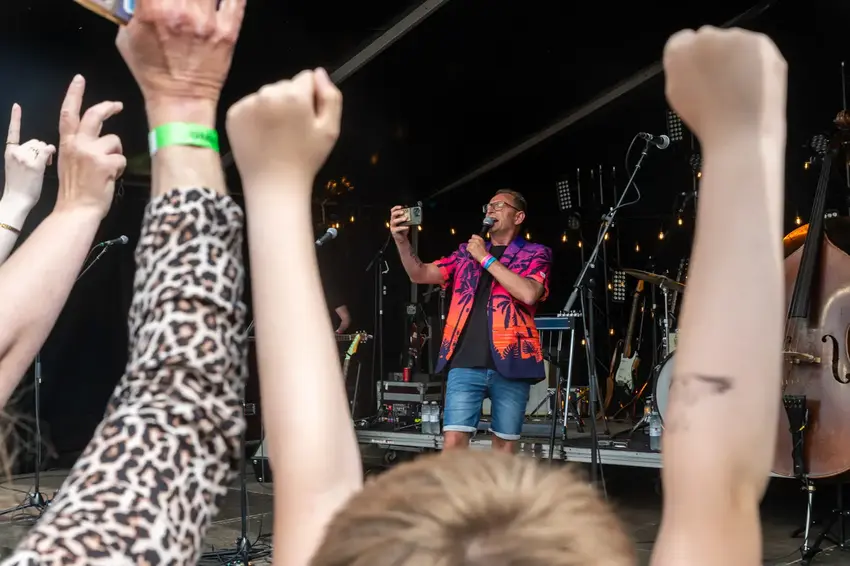 Skaya strålede i blæsten – og Vestbirk Havefest var tilbage med fuld musik