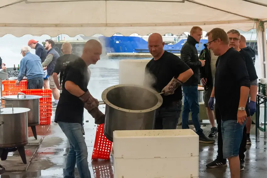 Muslinger, regn og fællessang: Snaptun festede trods vejrguderne