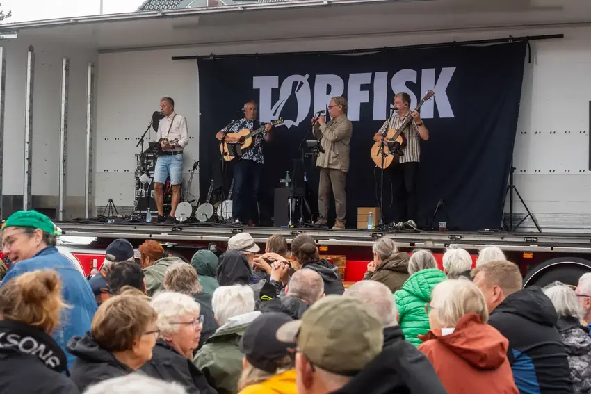 Muslinger, regn og fællessang: Snaptun festede trods vejrguderne
