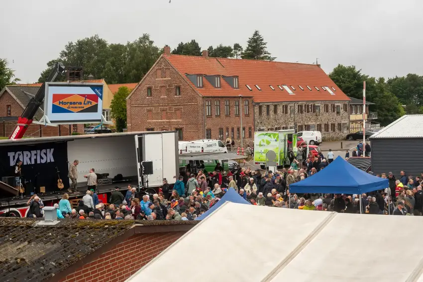 Muslinger, regn og fællessang: Snaptun festede trods vejrguderne