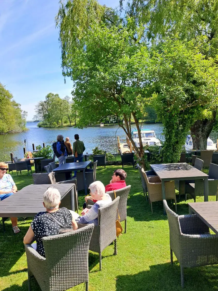 Sol, sange og sommerpølser: Glædelige seniorstunder på Skovly